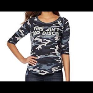 SHERYL CROW “THIS AIN’T NO DISCO” lyric graphic camouflage 3/4 sleeve top